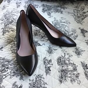 *NEW* no box, Taryn Rose Gabriela 
Classic Black pump! 8.5M